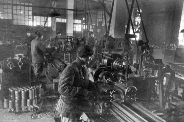 Токарное производство на заводе №24. Куйбышев.1943