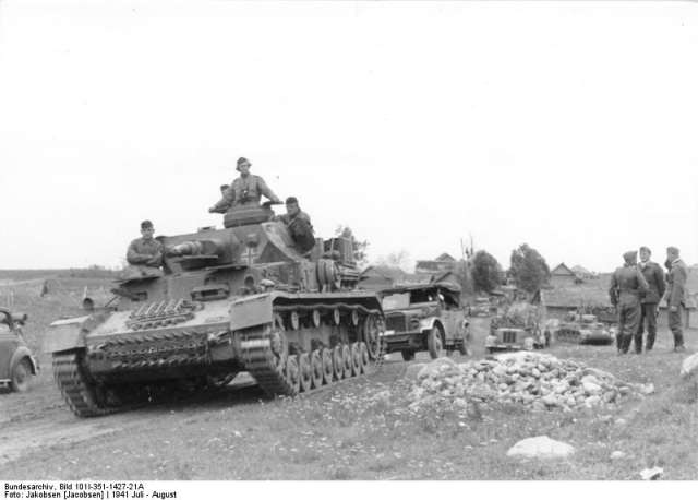 Немецкие танки Pz.IV и автомобили под Витебском в июле 1941, вероятно, 20-й танковой дивизии из 39-го моторизованного корпуса