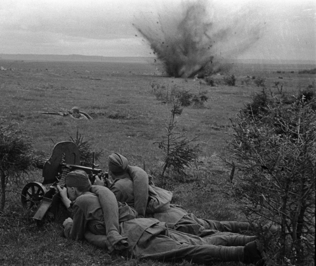 Солдаты советской 20-й армии ведут бой западнее Дорогобужа. 1 сентября 1941 года