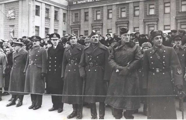 Иностранные журналисты и руководители дипмиссий присутствовали на параде в Куйбышеве.  1941