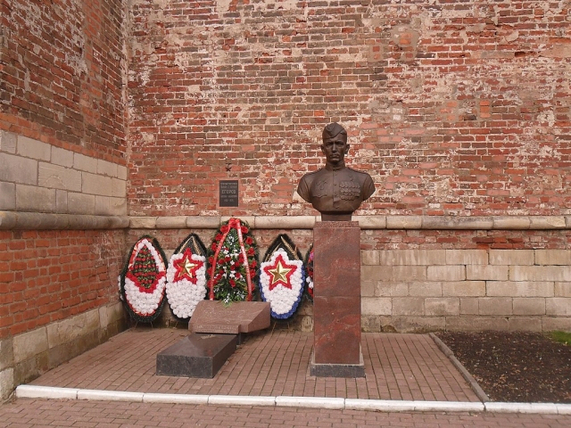 Бюст и могила Егорова в Сквере Памяти Героев в Смоленске