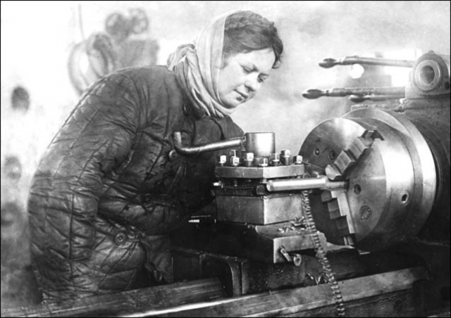 Токарь Барнаульского котельного завода Косырева. Барнаул. Алтайский край. 1944