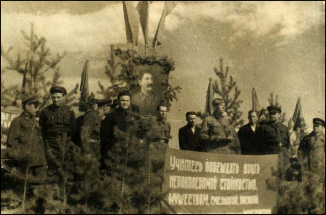 Митинг перед отправкой на фронт 74-й добровольческой бригады. Поселок Борзовая Заимка. Алтайский край. 1942