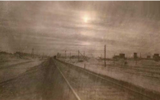 Турксиб справа — Алтайский тракторный завод, слева, на заднем плане — будущая улица Мира. Рубцовск. Алтайский край. 1944