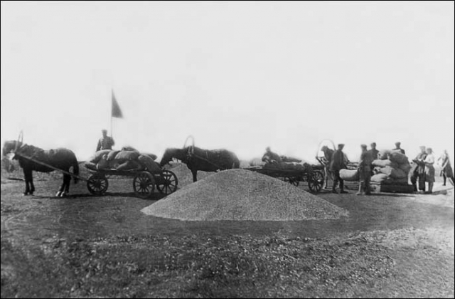 Обоз с хлебом для фронта. Колхоз им. К.Маркса Барнаульского района. Алтайский край. 1944