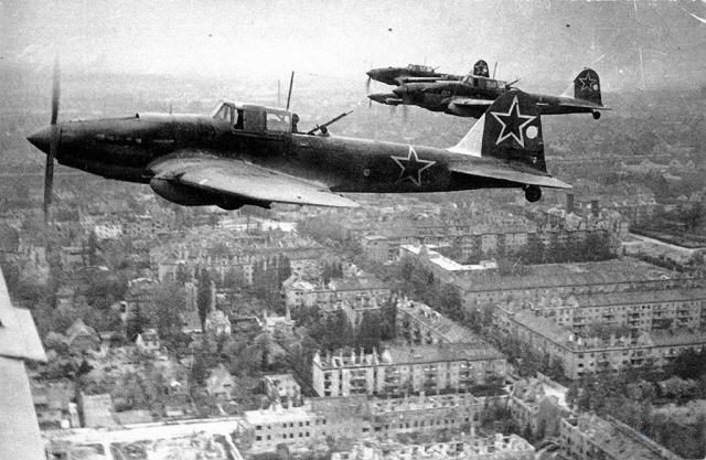 Штурмовики Ил-2 над Берлином