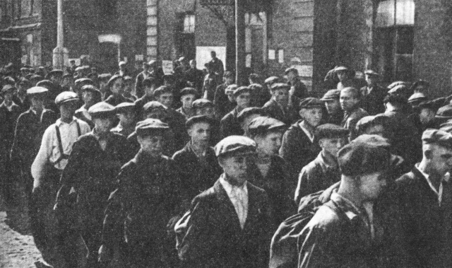 Колонна призывников идёт по улицам Тамбова. 1941