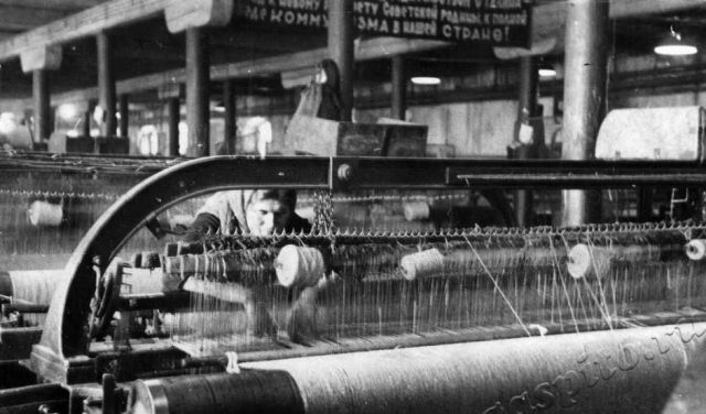 В цехе по изготовлению шинельного сукна Арженской суконной фабрики. 1940-е. Рассказово