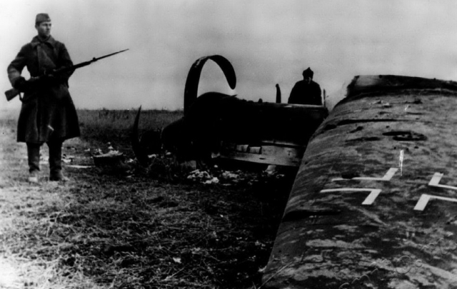 Один из фашистских самолетов, сбитых летчиками 233-го истребительного авиационного полка на самолете ЯК-7б «Тамбовский колхозник» в боях на Курской дуге. 1943