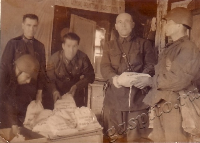 Раздача первомайских подарков бойцам. 5 мая 1942