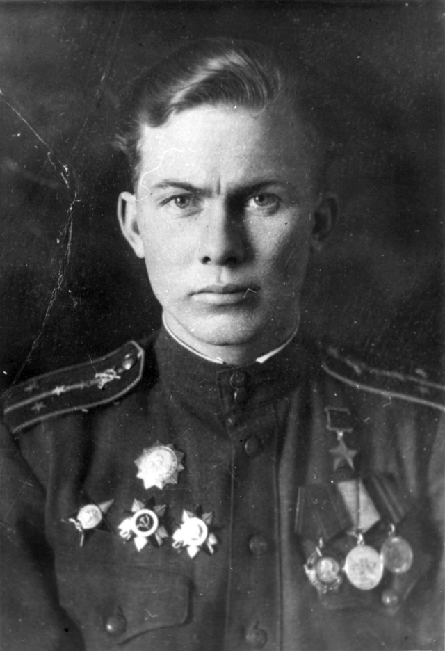 Герой Советского Союза, выпускник Тамбовского кавалерийского военного училища Павел Сидоров. 1945