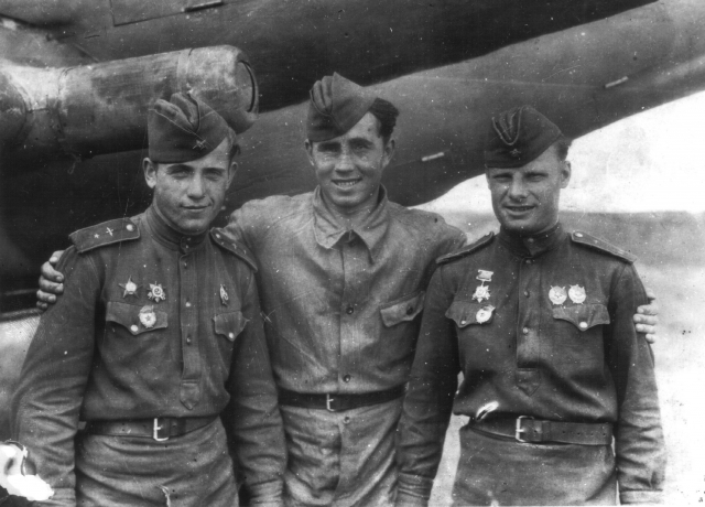 Герой Советского Союза, лётчик-штурмовик, выпускник Тамбовской военной авиационной школы пилотов Николай Кирток (справа)