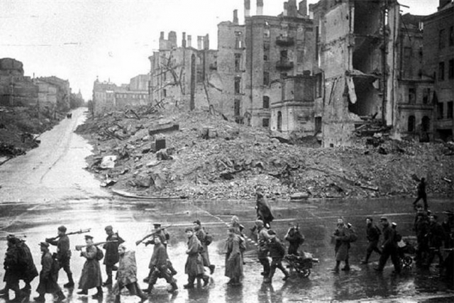 Киев освобожден. Солдаты Красной Армии проходят по ул. Крещатик. Ноябрь 1943 года