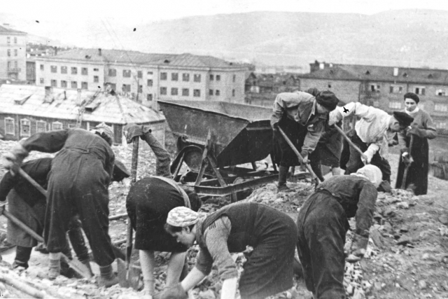 Рабочие и служащие проводят восстановительные работы в Мурманске. 1943