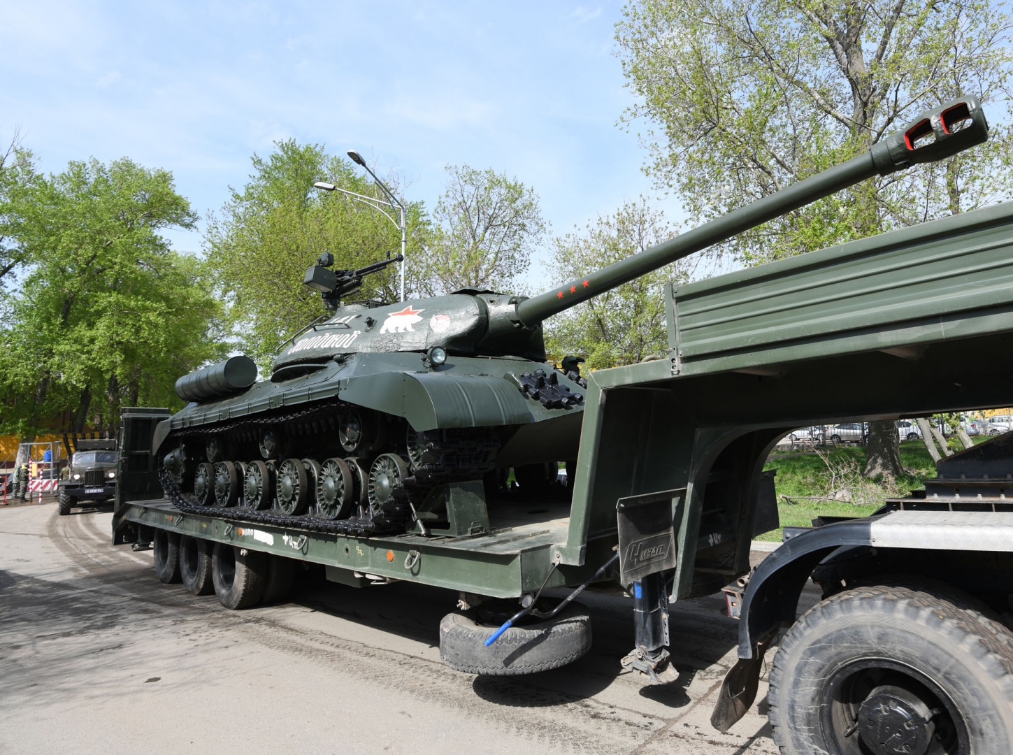 По улицам Казани проехала военная техника во главе с танком Т-34