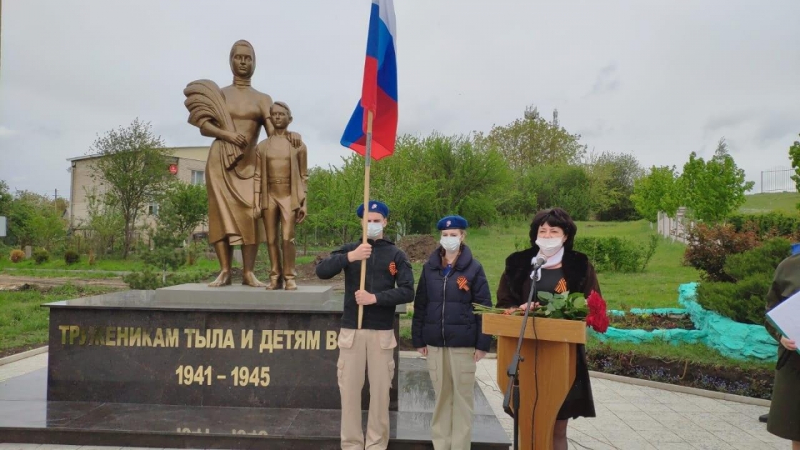 Погода верхнерусское ставропольского. Памятник труженикам тыла Мотовилиха Пермь. Верхнерусское Ставропольский край памятник. Село Верхнерусское Ставропольский край памятник тыла. Памятник детям войны и труженикам тыла в Ставрополье.