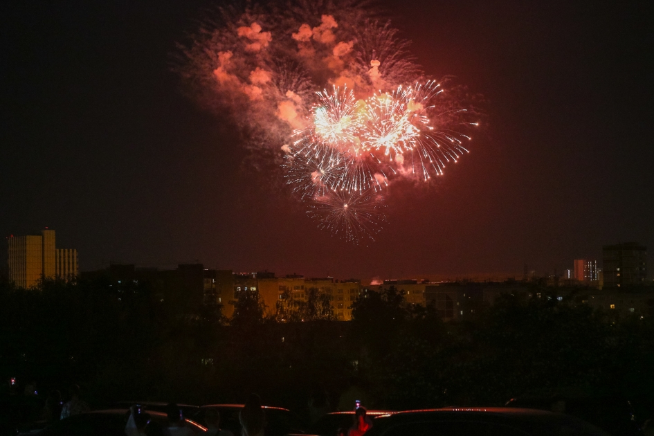 Без салюта. Салют на день Победы в Екатеринбурге. Запуск фейерверков. Отметили ЕКБ новый год фейерверк. Салют для Алексея.