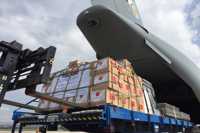 Турецкий военный самолет, доставляющий гуманитарную помощь для борьбы с коронавирусом в Южно-Африканскую Республику 