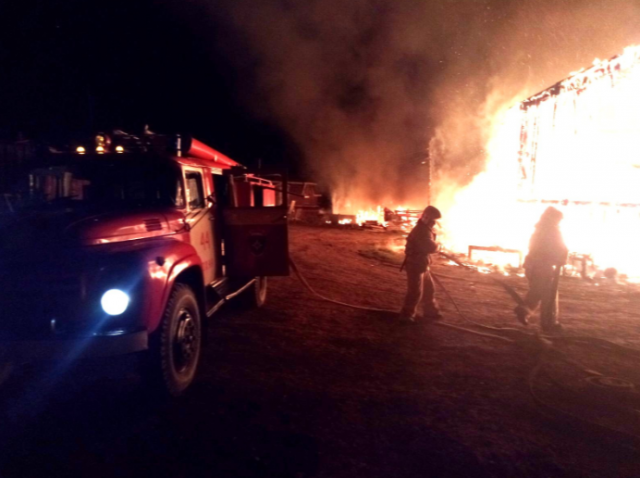 Пожар на зерновом складе в Приангарье — работа спасателей 