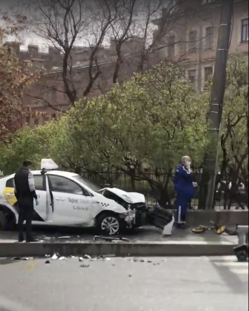 В центре Петербурга автомобиль сбил насмерть женщину на глазах двоих детей