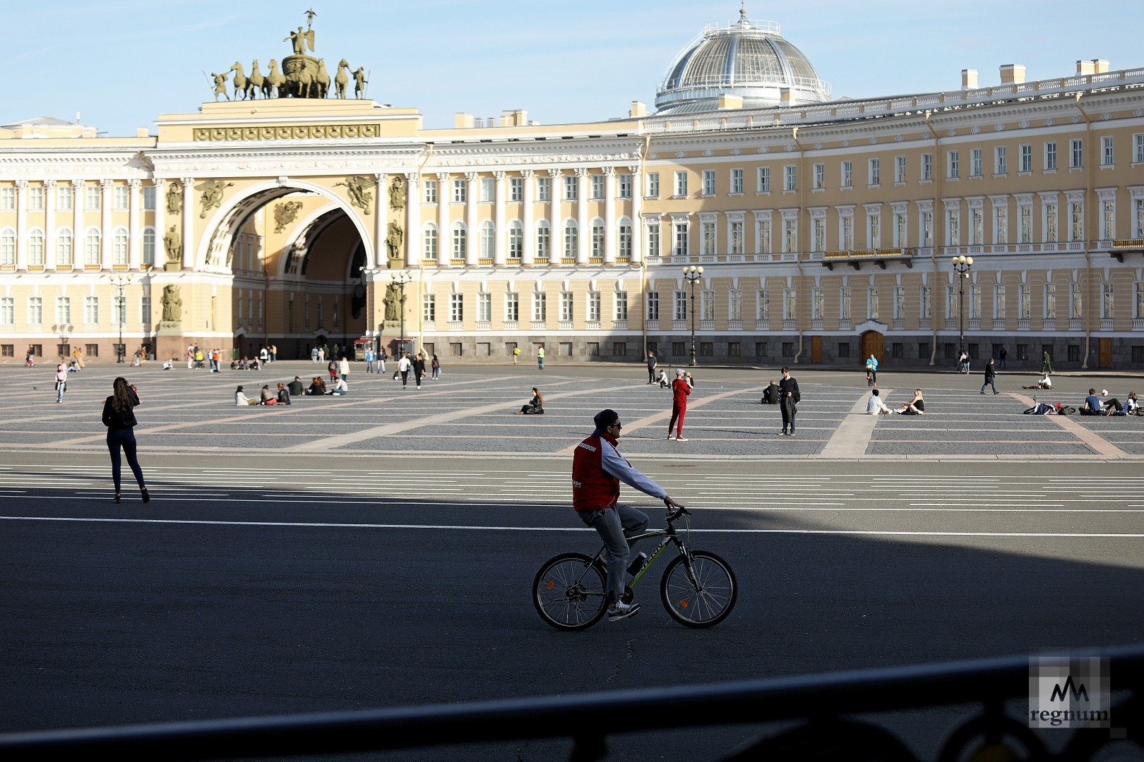 Горожане петербурга. День города Санкт-Петербурга. Брусчатка на Дворцовой площади. Мощение на Дворцовой площади сейчас. 27 Мая день города Санкт-Петербурга.