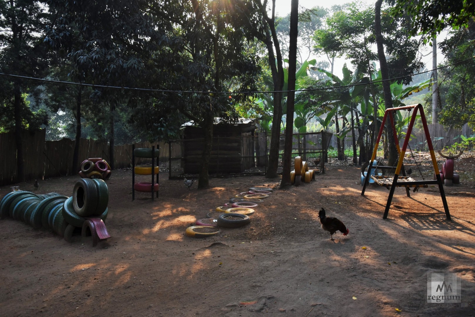 Утро во дворе детского приюта Window of Life. Масинди, Уганда