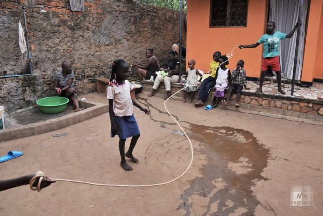 Дети играют во дворе. Прыгать на скакалке — одно из самых любимых развлечений в свободное от школьных занятий время. Window of Life, Масинди, Уганда