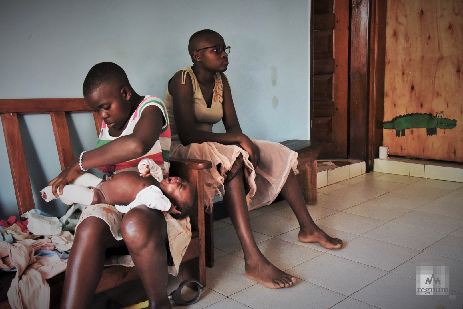 Старшие девочки Гладыс (17 лет) и Грэйс (15 лет). Гладыс держит на руках Эммануэля, самого младшего ребёнка Window of Life. Масинди, Уганда