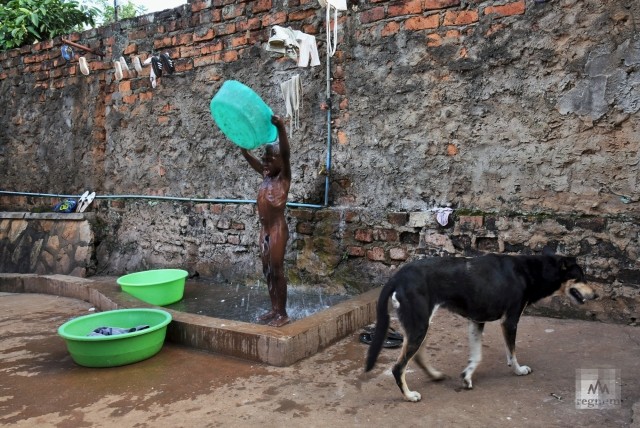 Водные процедуры перед сном во дворе приюта Window of Life. Масинди, Уганда