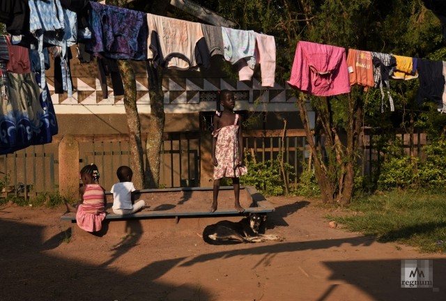 Дети играют во дворе Window of Life. Масинди, Уганда