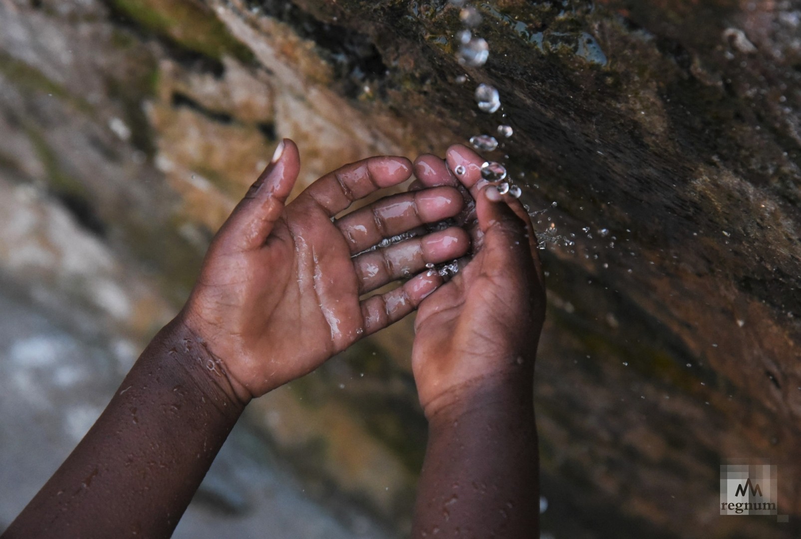 В Window of Life есть водопровод. Большая часть населения Масинди вынуждена приносить воду домой в канистрах. Window of Life, Масинди, Уганда