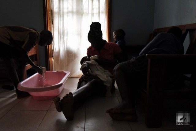 Хоуп с детьми в общей комнате Window of Life. Масинди, Уганда 