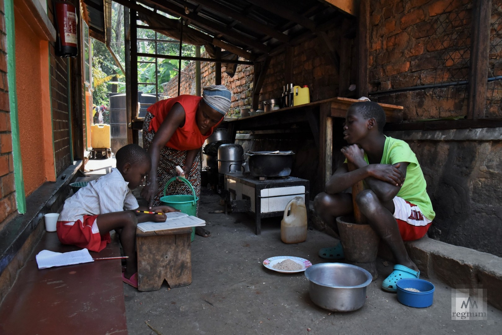 Выполнение домашнего задания во время школьных каникул является обязательным. Window of Life, Масинди, Уганда