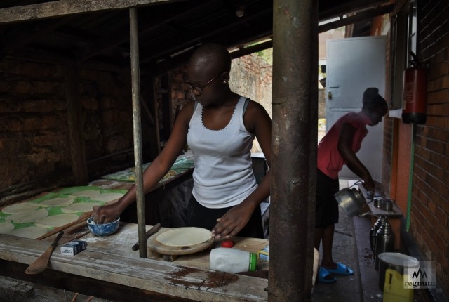 Грейс (15 лет) раскатывает тесто для приготовления  лепёшек Чапати. Window of Life, Масинди, Уганда