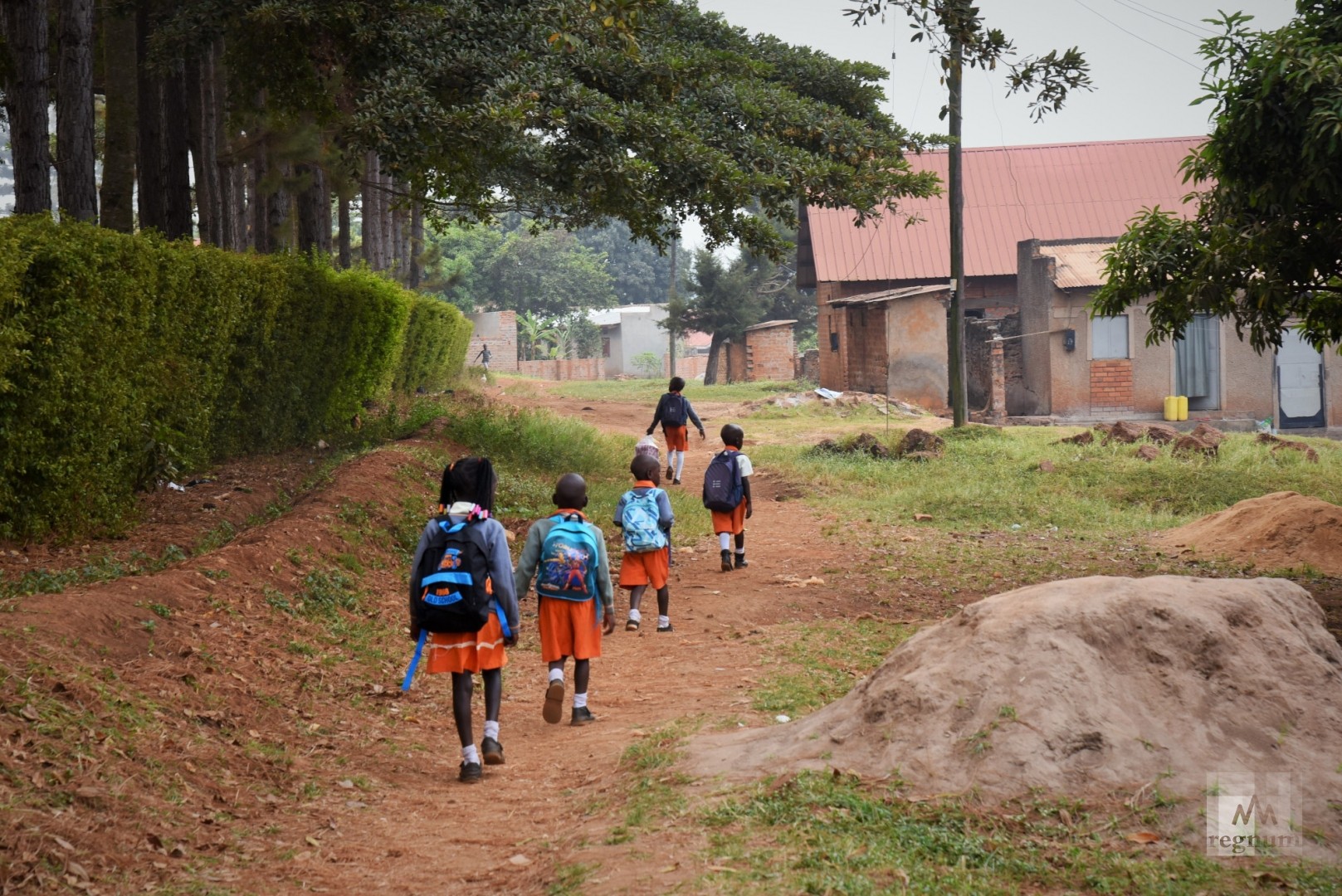 Младшие дети  Window of Life по дороге в школу. Масинди, Уганда
