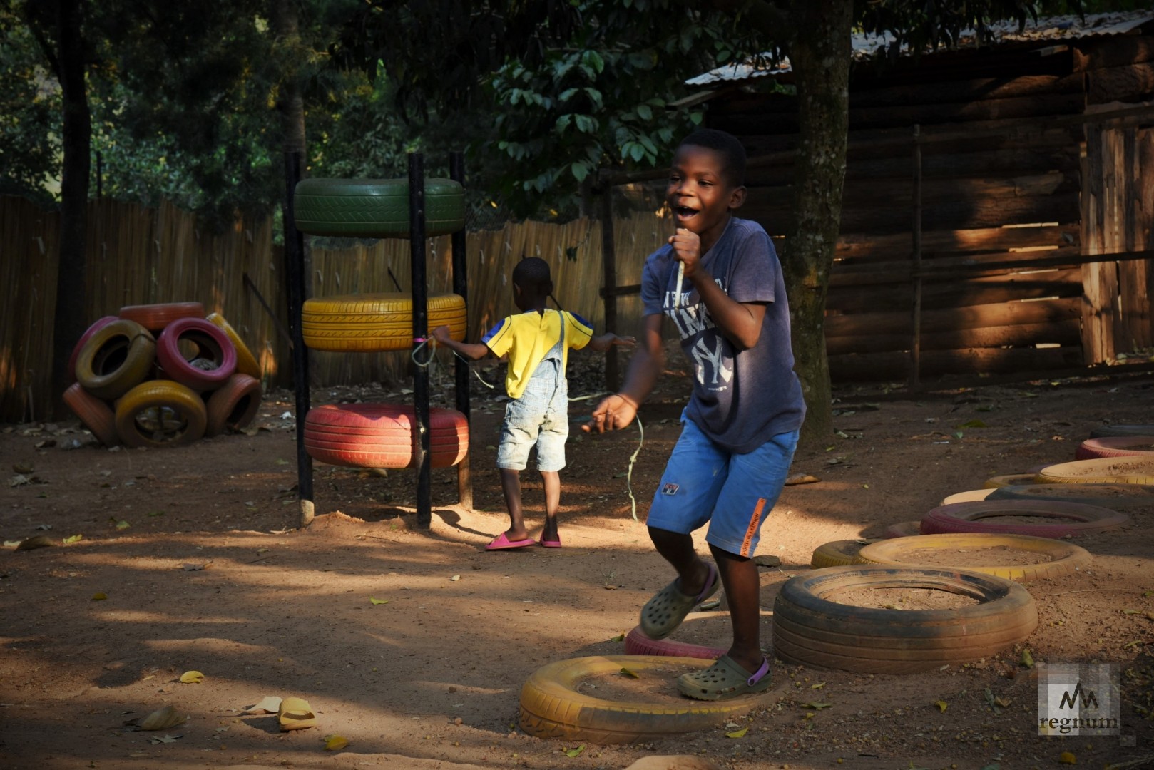 Садат (8 лет) поёт, представляя себя участником музыкального шоу. Window of Life, Масинди, Уганда