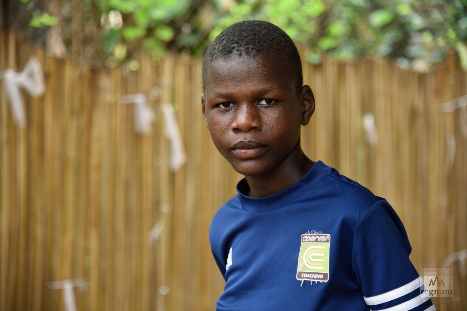 Ньянгома (16 лет), имеет аутическое расстройство, в результате которого девушка сильно отстаёт в развитии, не разговаривает и не обслуживает себя самостоятельно. Window of Life, Масинди, Уганда
