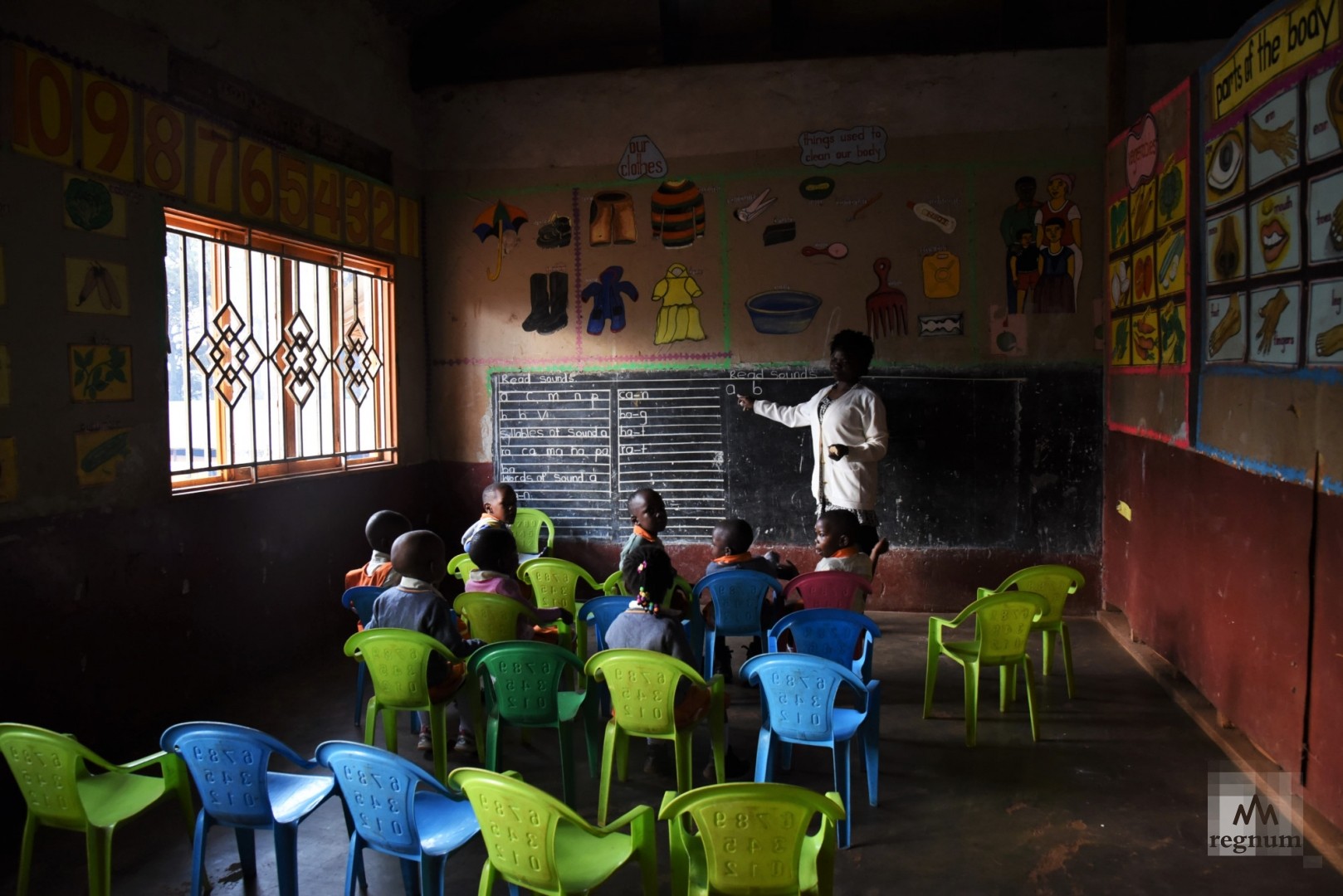Начальный класс подготовительной школы, где дети в возрасте 3-5 лет начинают изучать цифры и английский алфавит. Масинди, Уганда