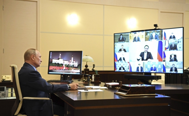 Владимир Путин проводит видеоконференцию 