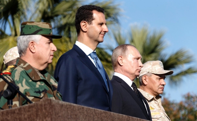 Владимир Путин с президентом Сирии Башаром Асадом и министром обороны России Сергеем Шойгу во время посещения авиабазы Хмейми