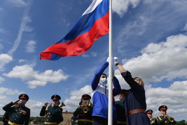 Подъем флага России над крепостью в Ивангороде