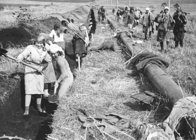 Советские женщины на строительстве газопровода Саратов — Москва. 1944