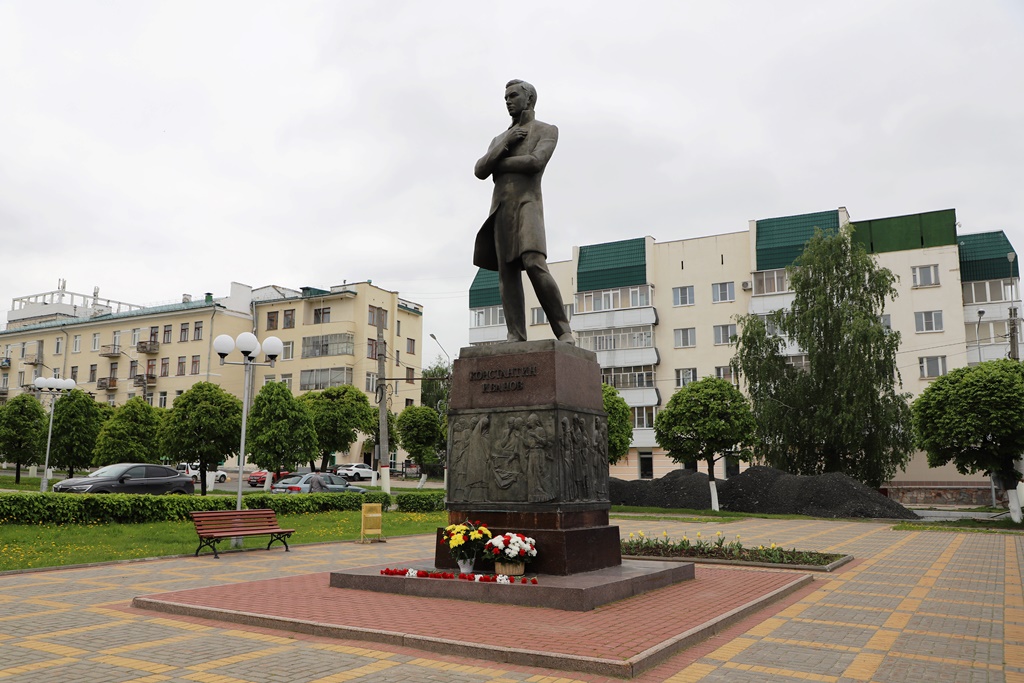 Чебоксары иваново. Памятник Константина Иванова Чебоксары. Константин Иванов памятник Чебоксары. Памятник к Иванову в Чебоксарах. Памятник Константину Иванову.