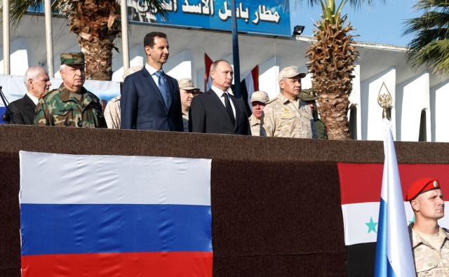 Владимир Путин, Башар Асад и Сергей Шойгу на авиабазе Хмеймим в Сирии. 2017