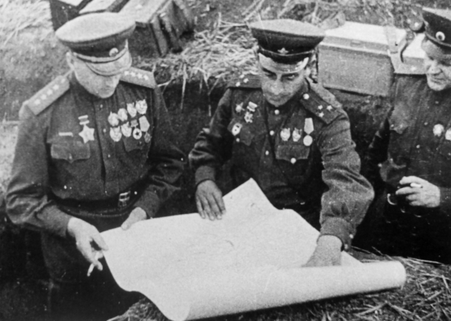 Генерал армии К. К. Рокоссовский и полковник М. Ф. Иоффе у карты минных полей под Понырями. Июль 1943 года