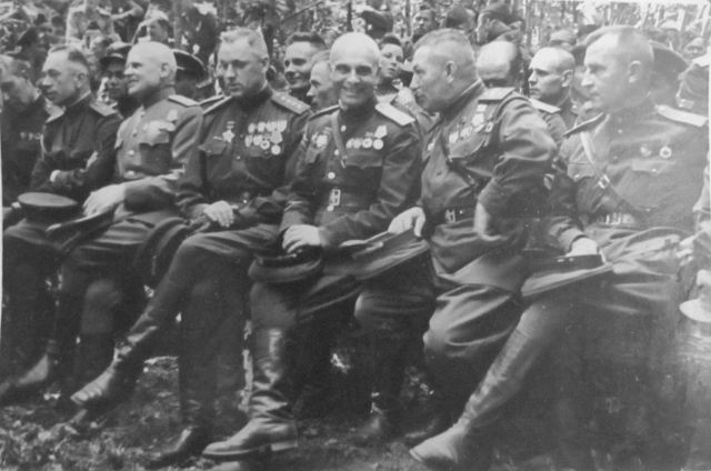 Советские генералы во главе с К. К. Рокоссовским перед боями на Курской дуге. Июнь 1943 года