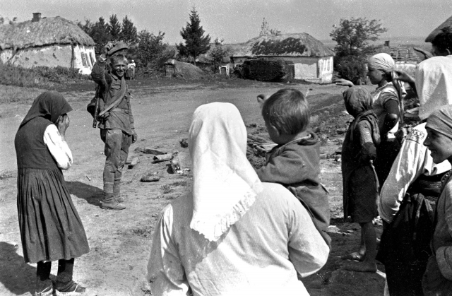 Сержант Сергей Трифонов прощается с родными в селе Казацкое Курской области. 3 августа 1943 года