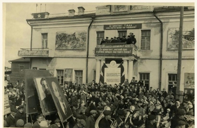 Первомайская демонстрация на улице Ленина. Муром. Владимирская область. 1944