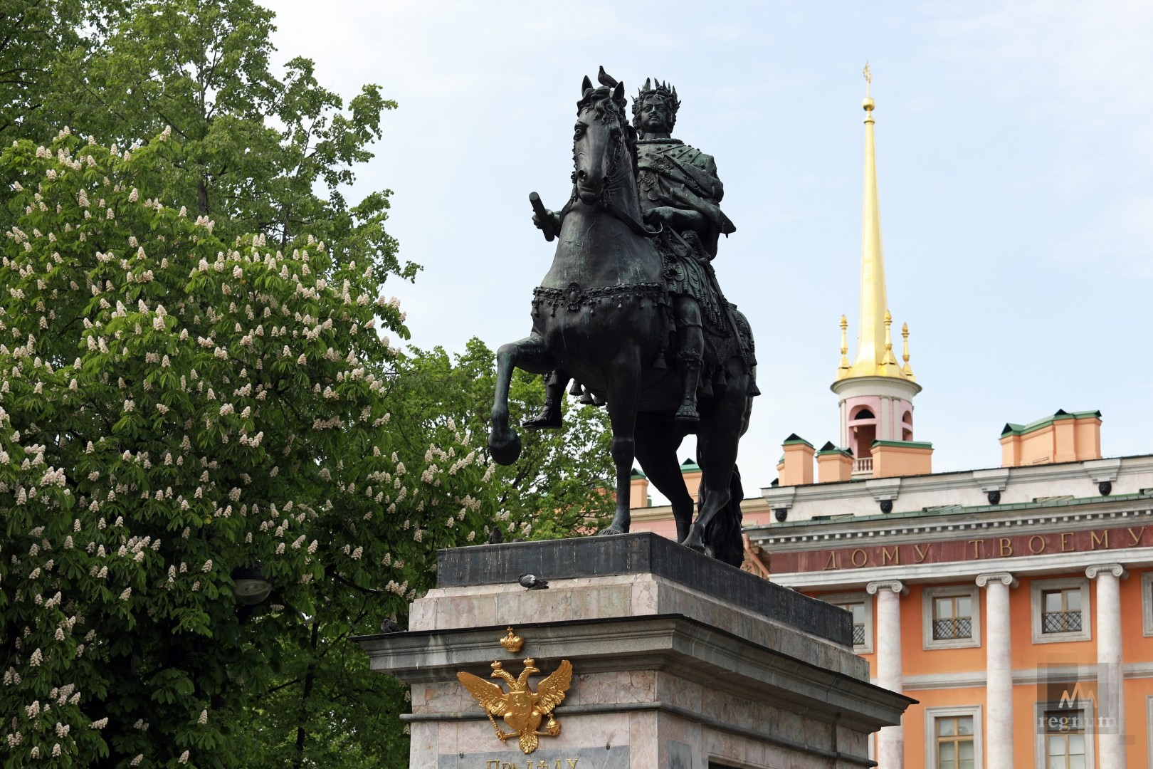 Памятник Петру 1 в Санкт-Петербурге у Михайловского замка