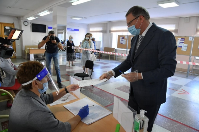 Омский губернатор Александр Бурков голосует по поправкам к Конституции РФ 